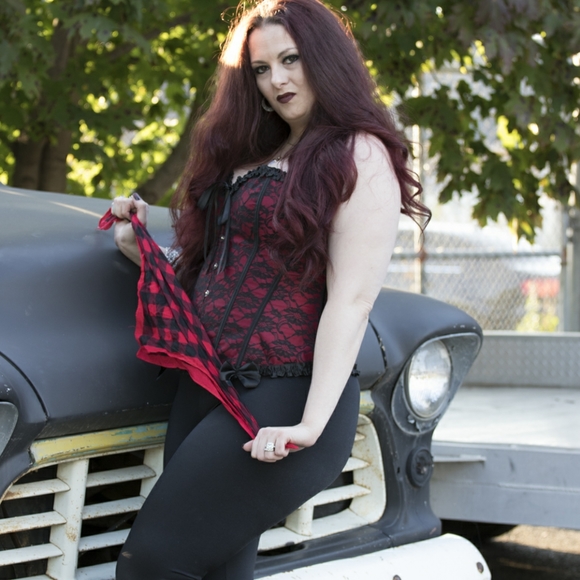 Meet your Posher, Nikki - Picture 2 of 3